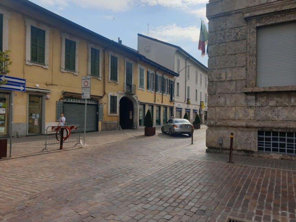 Magenta: ennesimo furto di bicicletta in via Roma, il proprietario: “Abbiamo visto chi è stato, che la riporti indietro”
