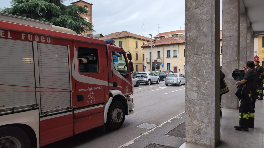 Magenta: odore di bruciato sotto i portici di via San Biagio, intervengono i vigili del fuoco