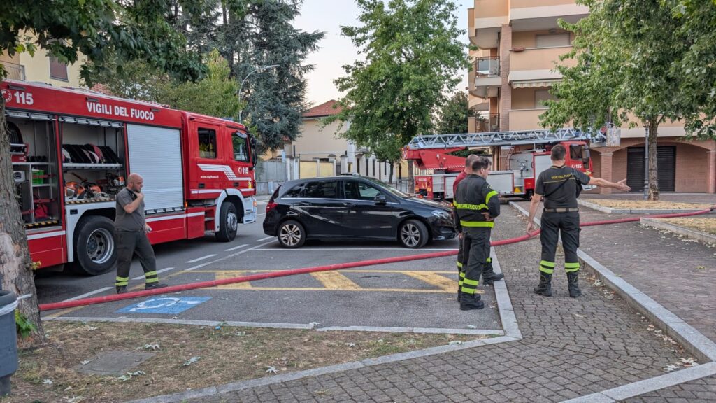 Santo Stefano Ticino: fiamme sul tetto di un appartamento di via Trieste