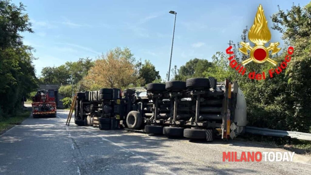 Lodi: autocisterna si ribalta con 35 mila litri di sostanza chimica, nessun ferito