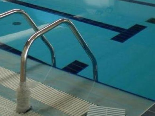 Morto il bimbo di 3 anni che era caduto in una piscina ad Omegna