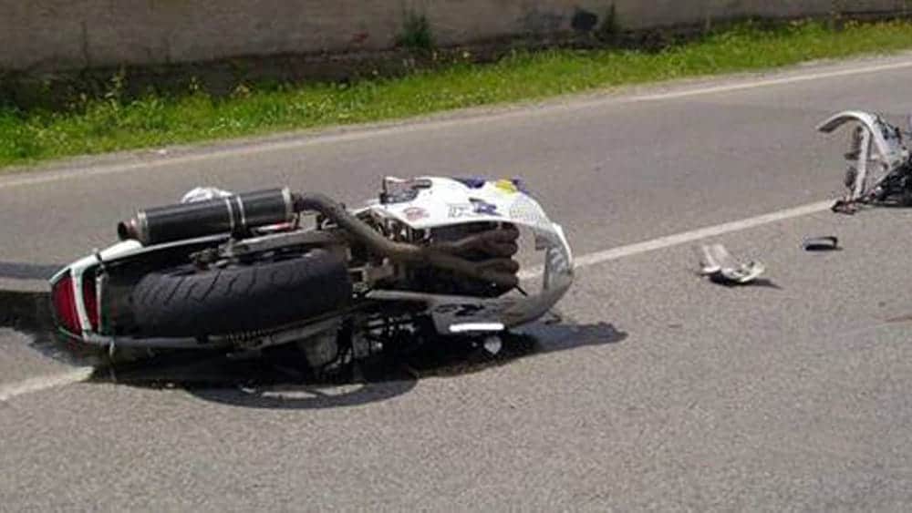 Nel Novarese, 17enne in moto si schianta contro un’auto: è grave