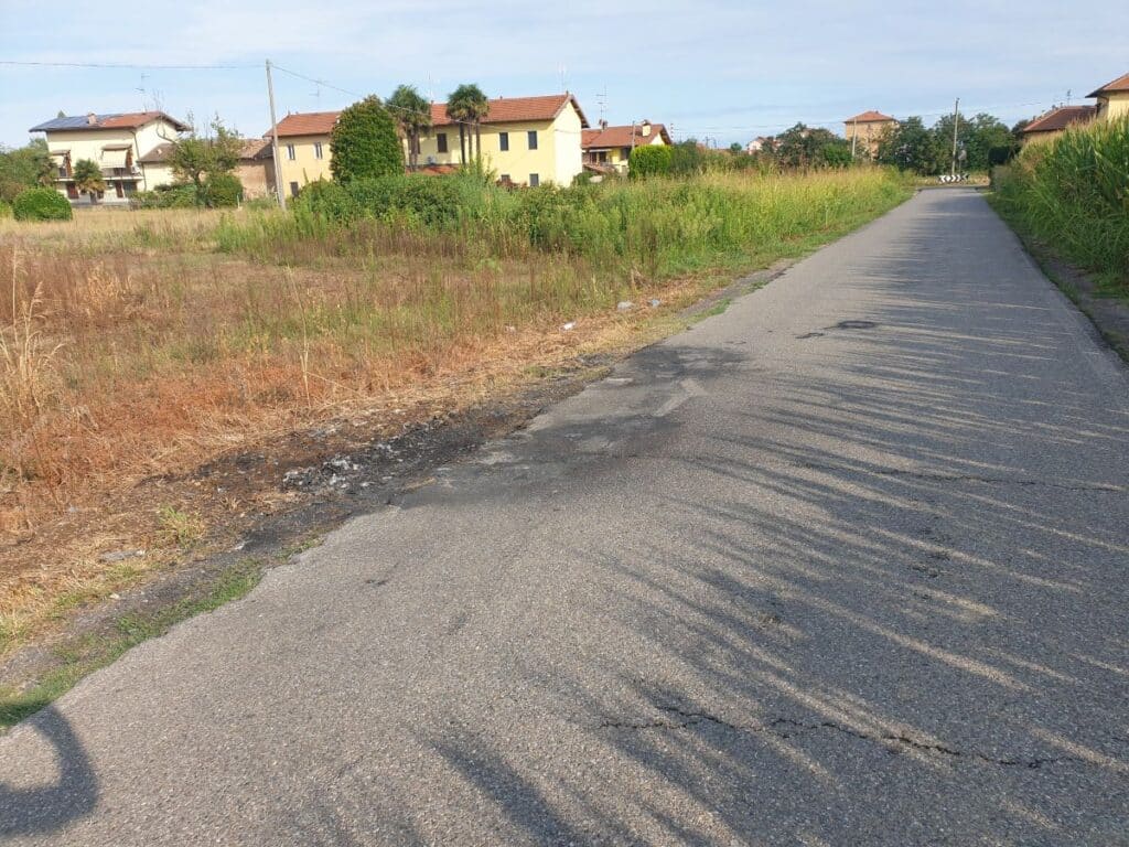 Magenta: auto in fiamme lungo la strada per cascina Mainaga a Pontevecchio