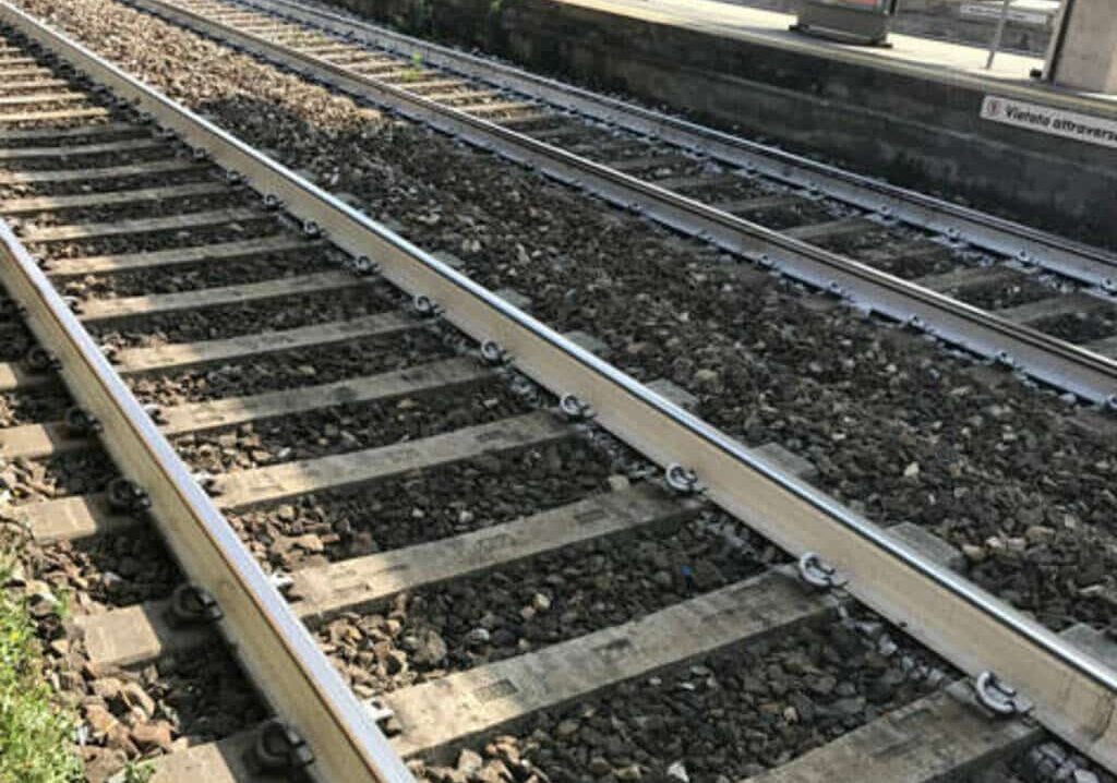 65enne trovato incosciente sui binari a Melegnano, indaga la Polfer