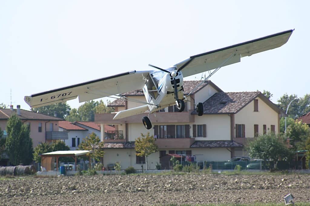 Cade ultraleggero nel Vercellese, morti padre e figlia