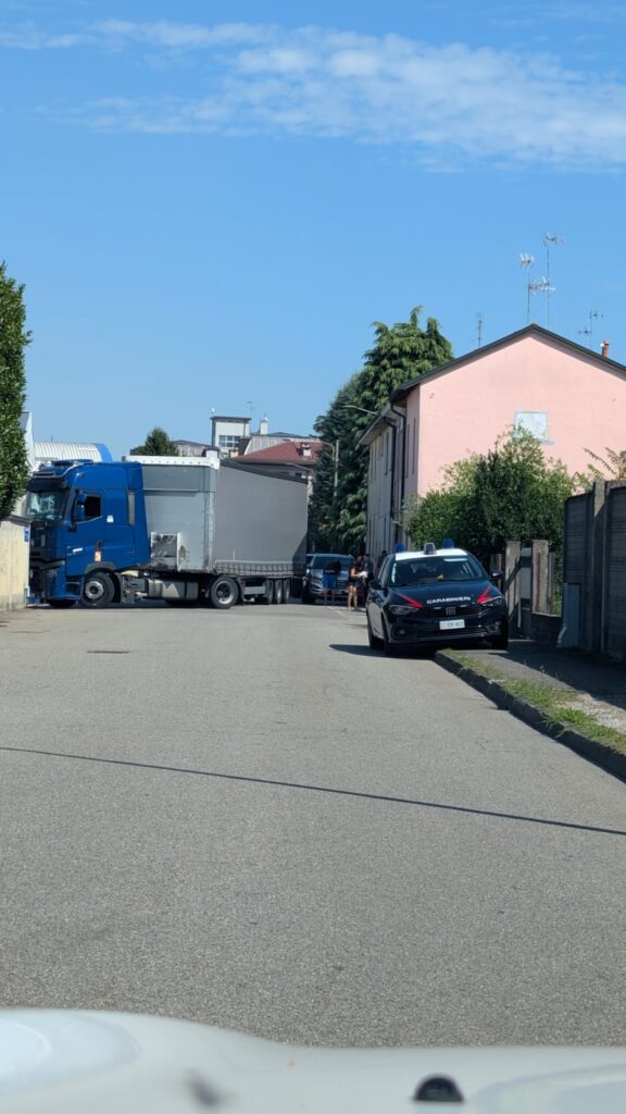 Corbetta: camion urta le auto in sosta mentre entra in una ditta
