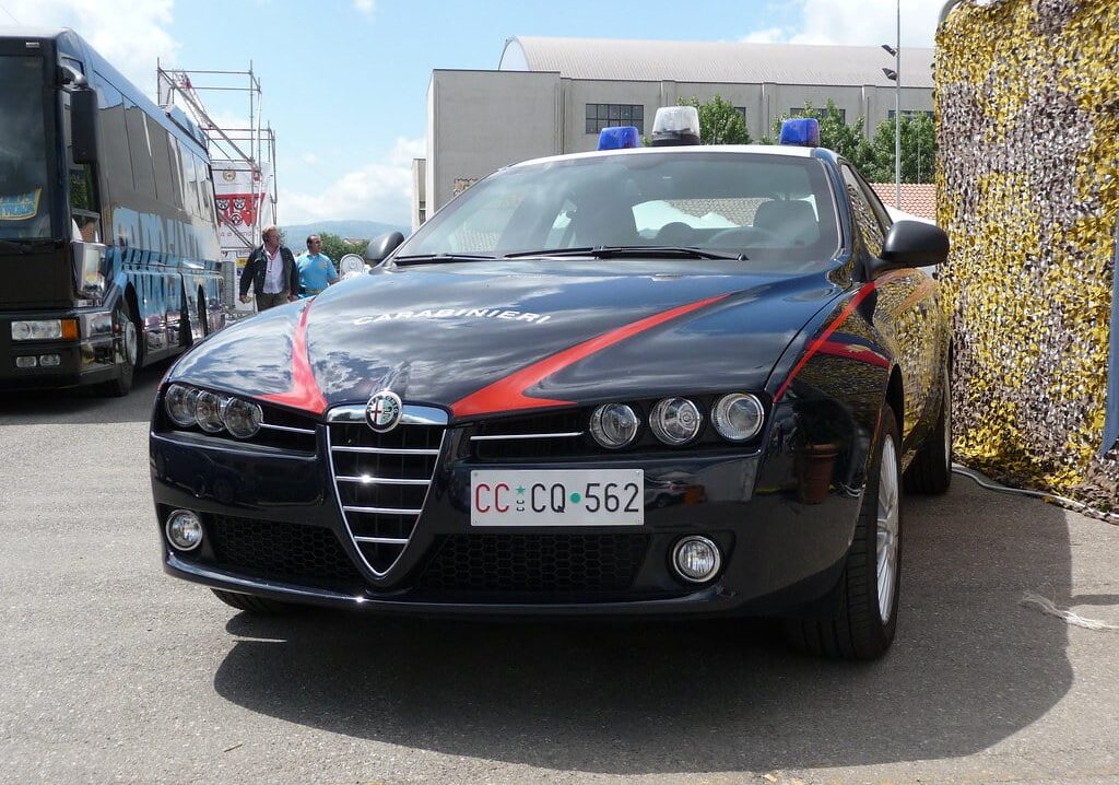 Vuole gettarsi da un ponte: lo salvano i Carabinieri