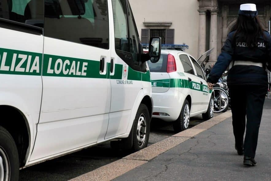 Milano: fuggono al posto di blocco, arrestati due uomini per resistenza e lesioni