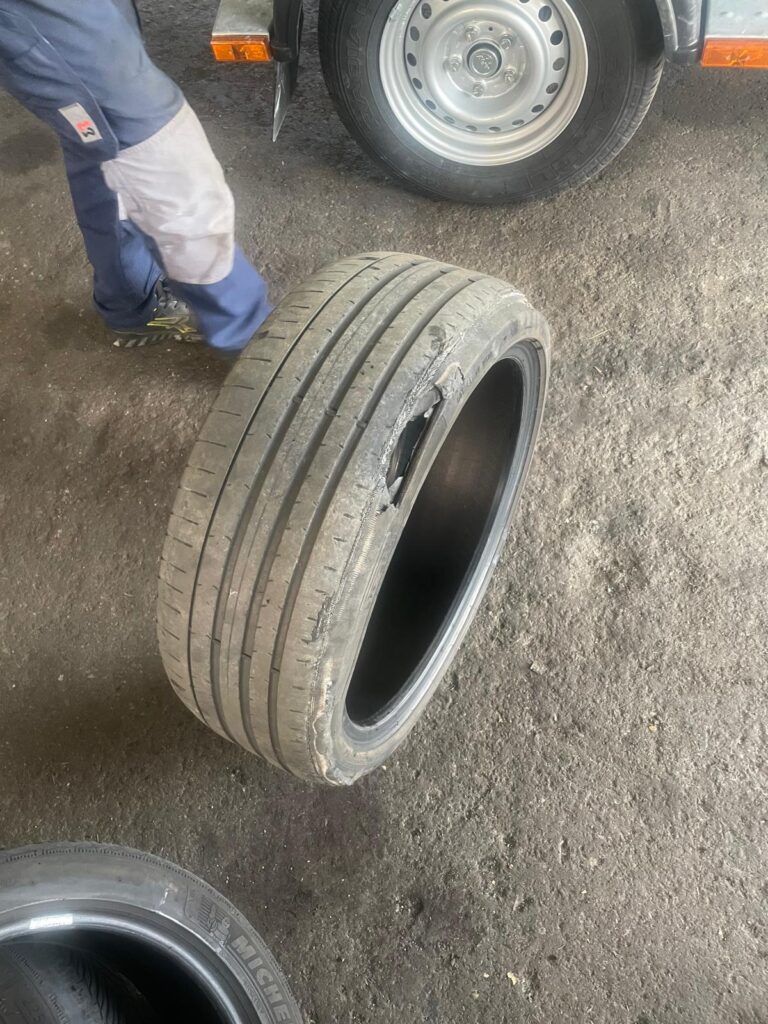 Boffalorese miracolato sulla strada per la montagna: esplode lo pneumatico della Bmw, ma nessuno riporta ferite