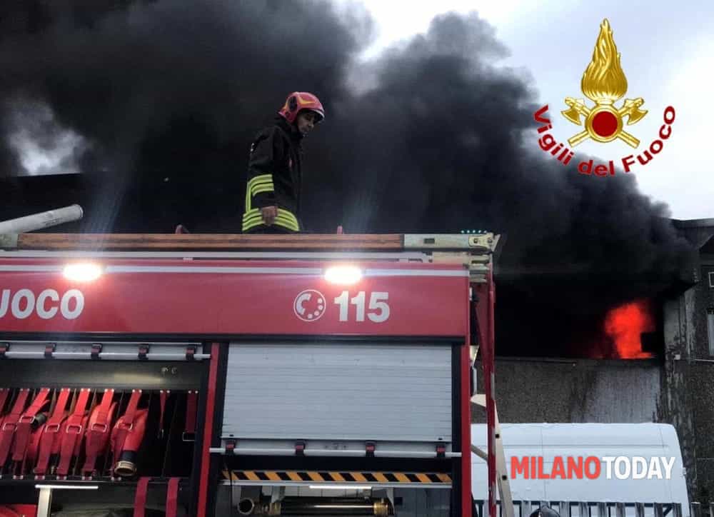 Incendio in azienda di prodotti per capelli a Settimo Milanese: intervento massiccio dei Vigili del Fuoco