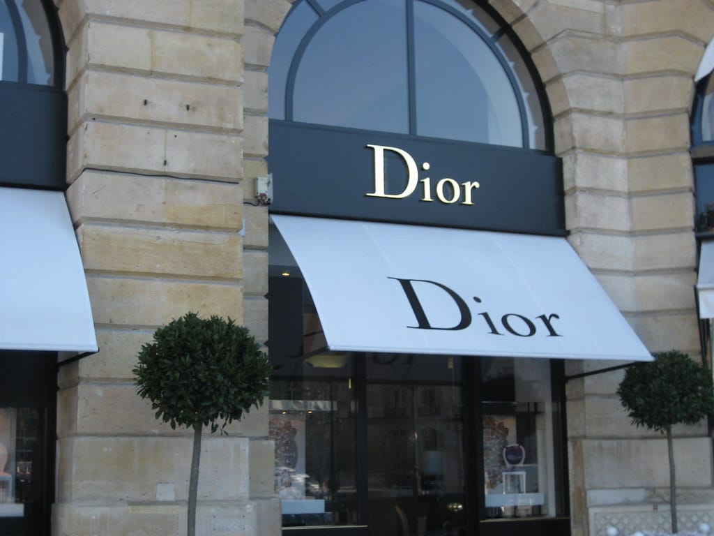 Colpo da 200mila euro nel cuore di Firenze: svaligiato il negozio Dior in via Strozzi