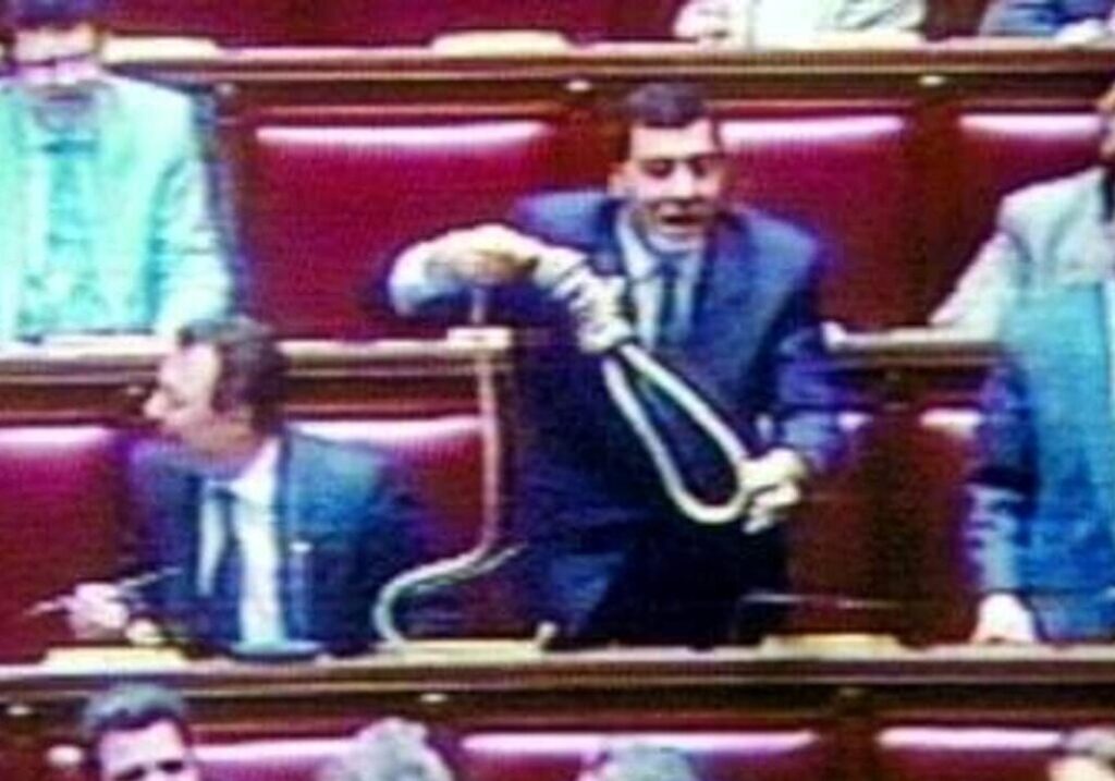 Faccia da clima politico intriso di odio. A cura di Max Moletti