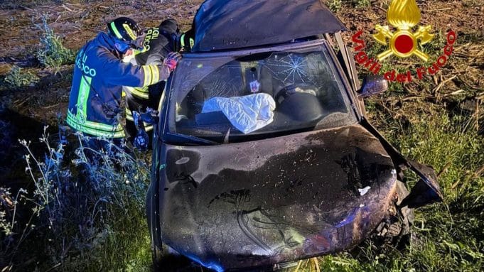 Milano: auto finisce nel fosso a San Colombano, ferita una 26enne