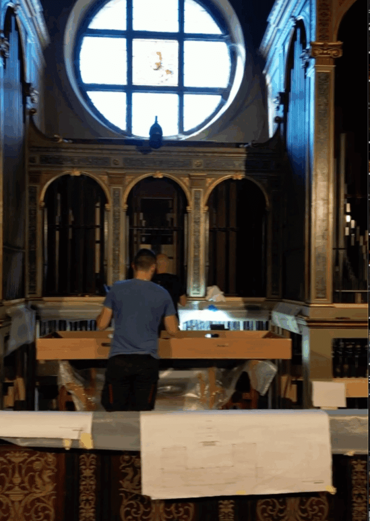Prosegue il montaggio del prestigioso organo Antegnati restaurato, all’interno della Basilica di San Magno