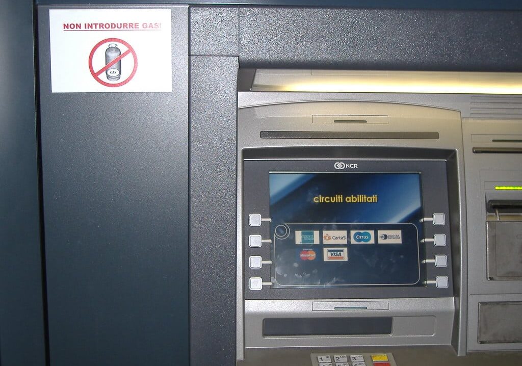 A Milano rubano il bancomat ad un’anziana. L’ira di ‘Decorambo’
