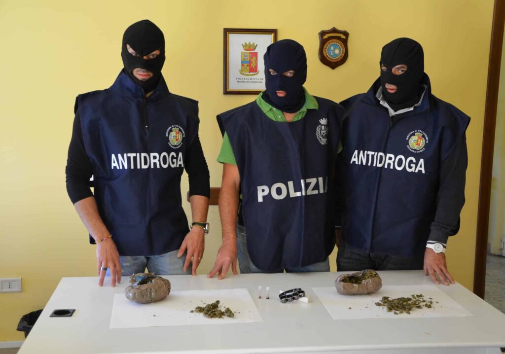 Lombardia: Droga nascosta in bivacchi di montagna, sequestrati 6 chili