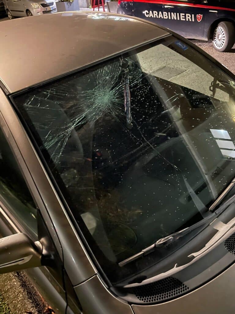 Abbiategrasso: uomo in escandescenza spacca i vetri delle auto in sosta, fermato dai Carabinieri