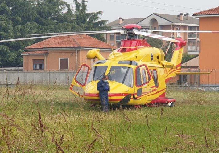 Abbiategrasso: donna in auto si schianta contro un veicolo in sosta, elitrasportata al San Gerardo
