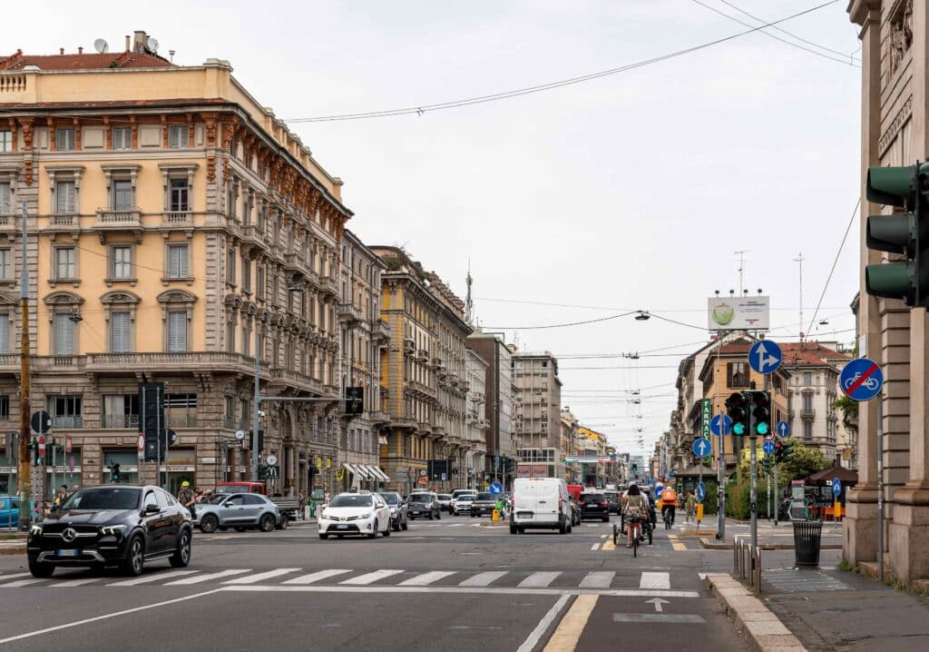 Milano: ruba in negozio e scappa in bici contromano, 30enne arrestato dopo un inseguimento movimentato