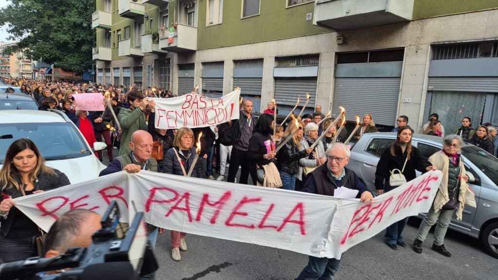 Milano, fiaccolata per Pamela Genini: in centinaia a fianco della madre, il grido è “Denunciare sempre”