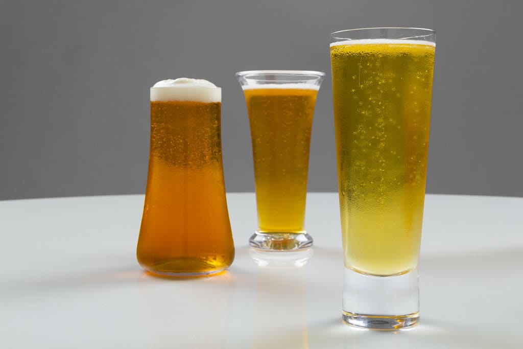 Como, tre ubriachi importunano i clienti di un bar e lanciano bicchieri contro la polizia