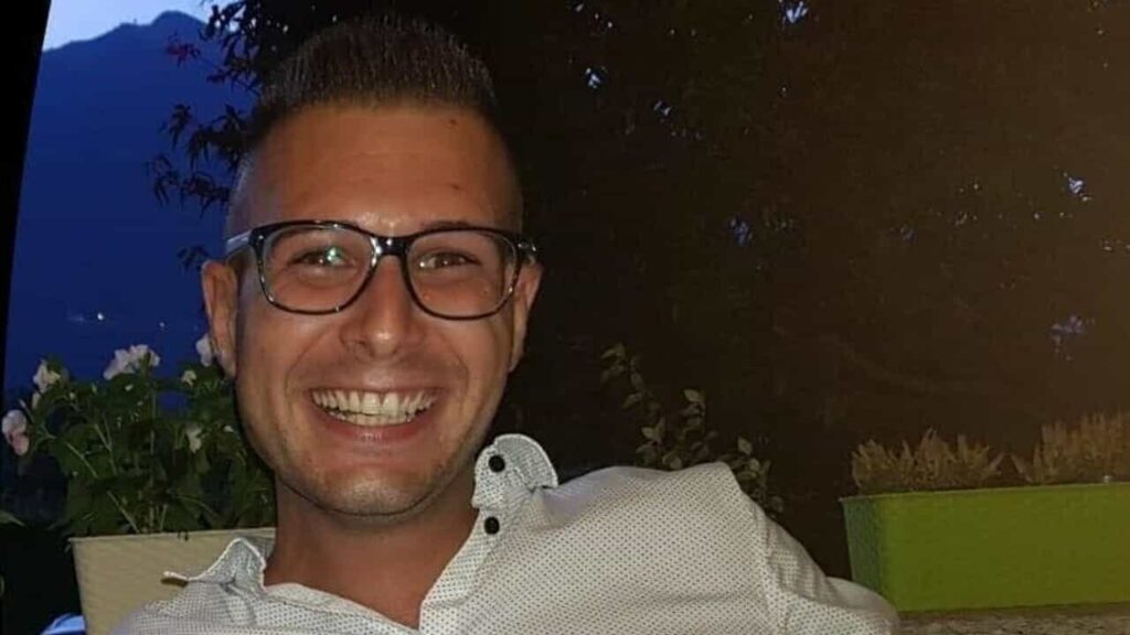 Novara, si apre il processo per l’omicidio di Ornavasso: in aula l’abbraccio tra l’imputato e la moglie