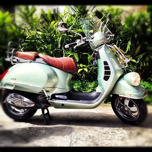 Vespa #venezuelaforum #igerscaracas #iphonesia #instagood #green #motorcycle #vespa #moto #verde #vintage
