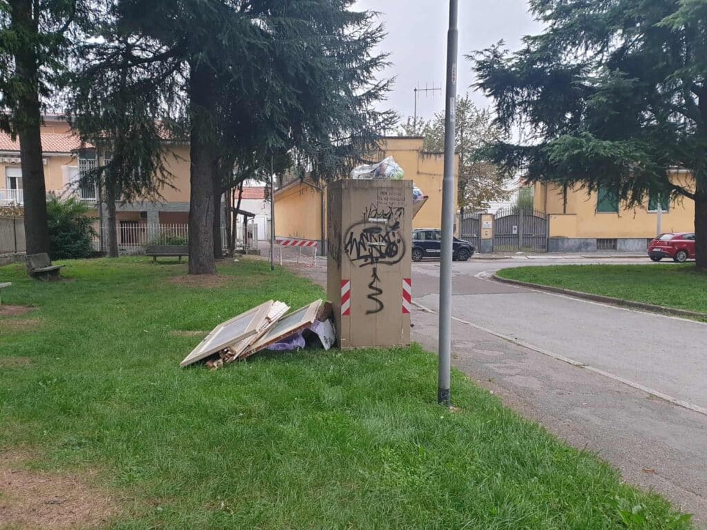 Magenta, cassonetti usati come discarica: ennesimo caso di inciviltà in piazza Kennedy