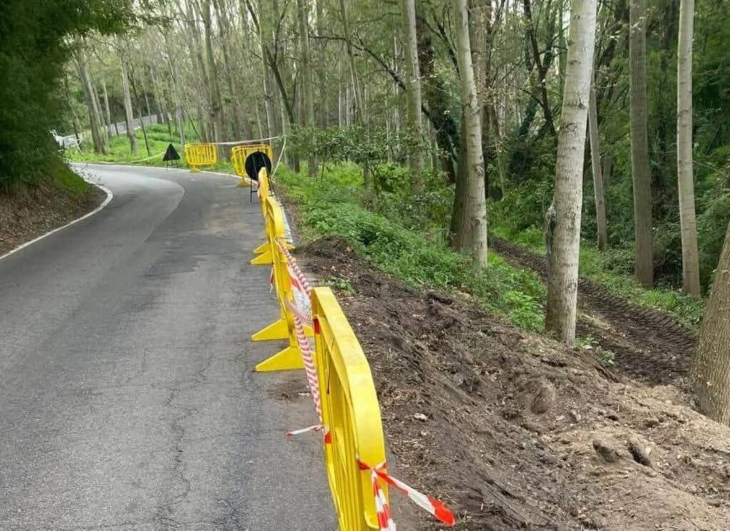 Robecco: transenne cadute lungo la strada dissestata di Casterno, intervento della Polizia locale per la messa in sicurezza