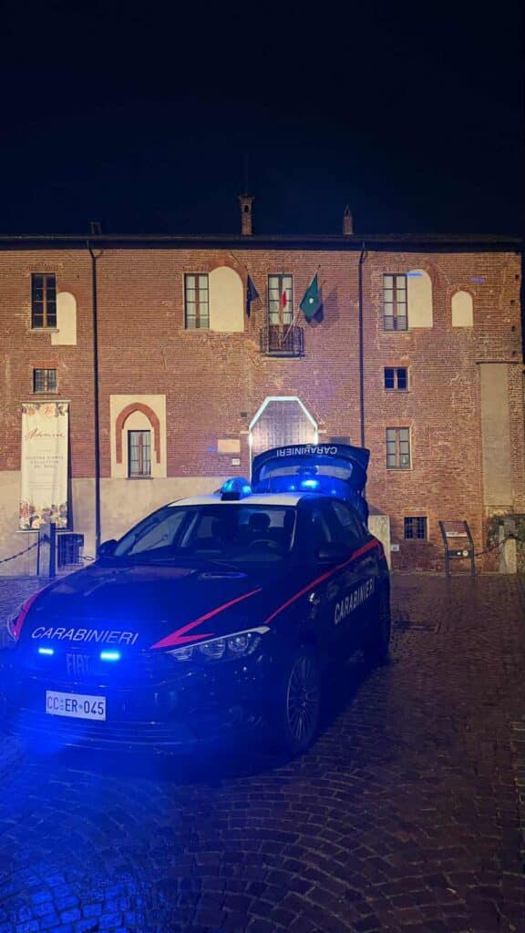 Abbiategrasso: scappa dai carabinieri verso i binari lanciando un sacchetto con otto dosi di cocaina