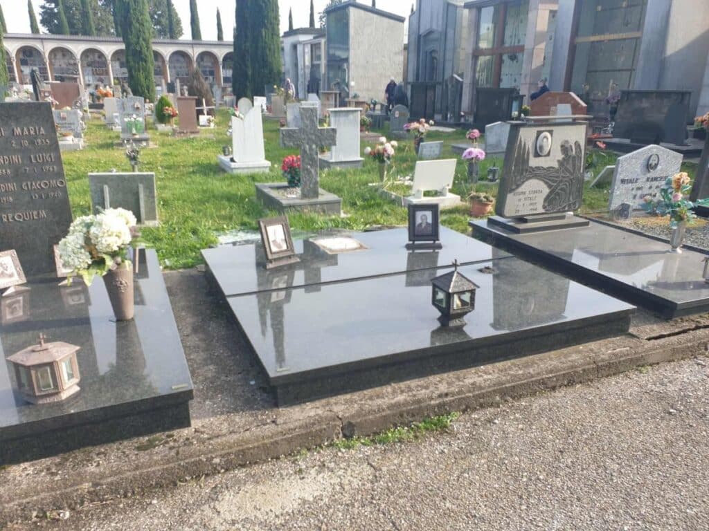 Magenta: furto sacrilego al cimitero, rubate statue in bronzo e vasi in rame