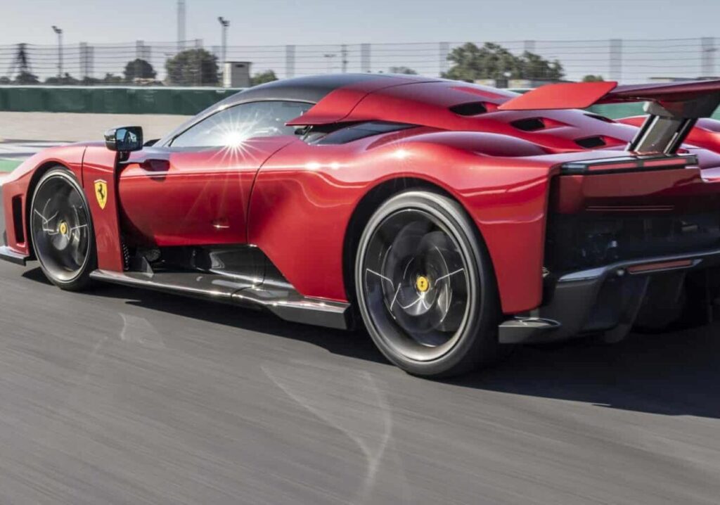 Corsa tra Ferrari e Lamborghini in autostrada a Novara Est, tre denunciati