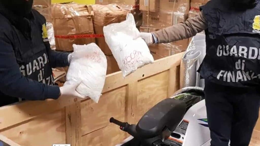 Traffico cocaina ‘ndrangheta-camorra: ‘con navi a Gioia Tauro’. Indagine Dda Milano e Gdf Pavia