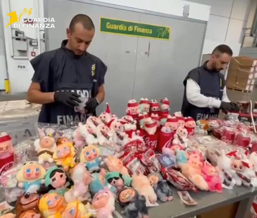 Varese, sequestro GDF di figurine da 3 milioni