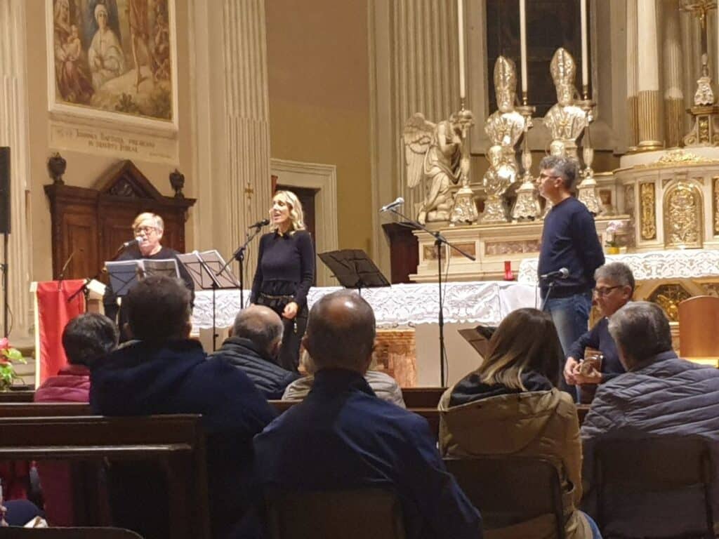 Altissima luce a Robecco sul Naviglio: le canzoni mariane nella chiesa parrocchiale strappano applausi a non finire