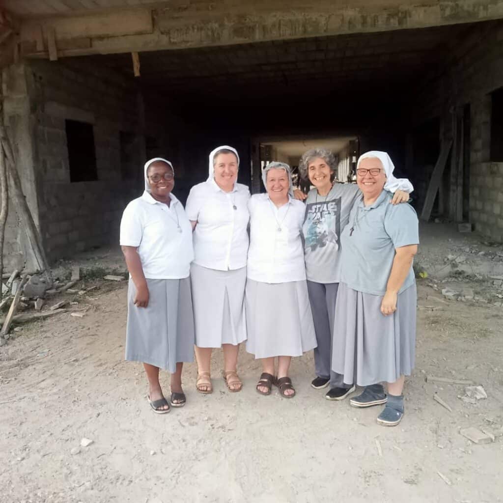 Magenta, la Madre generale delle Canossiane in visita alla missione di Maristella in Togo