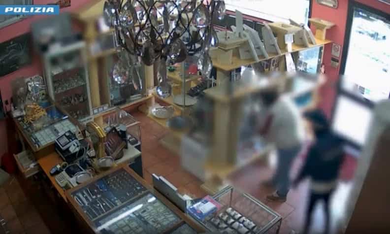 Milano: rapine a laboratorio orafo e gioielleria, 8 misure cautelari
