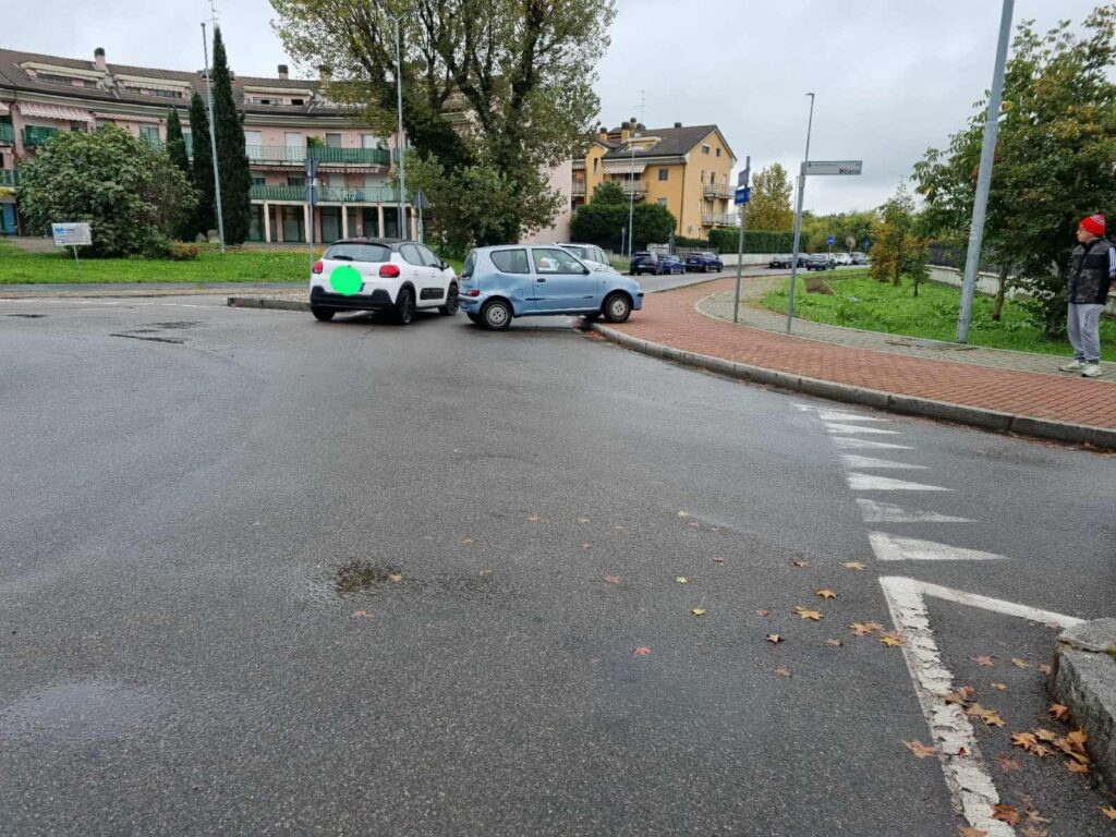 Vittuone: incidente alla rotonda del ‘Palo’: nessun ferito