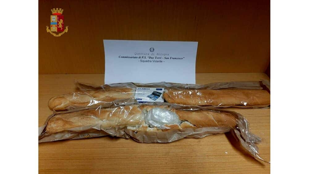Un chilo di ‘coca’ nella busta del pane, due arresti a Milano