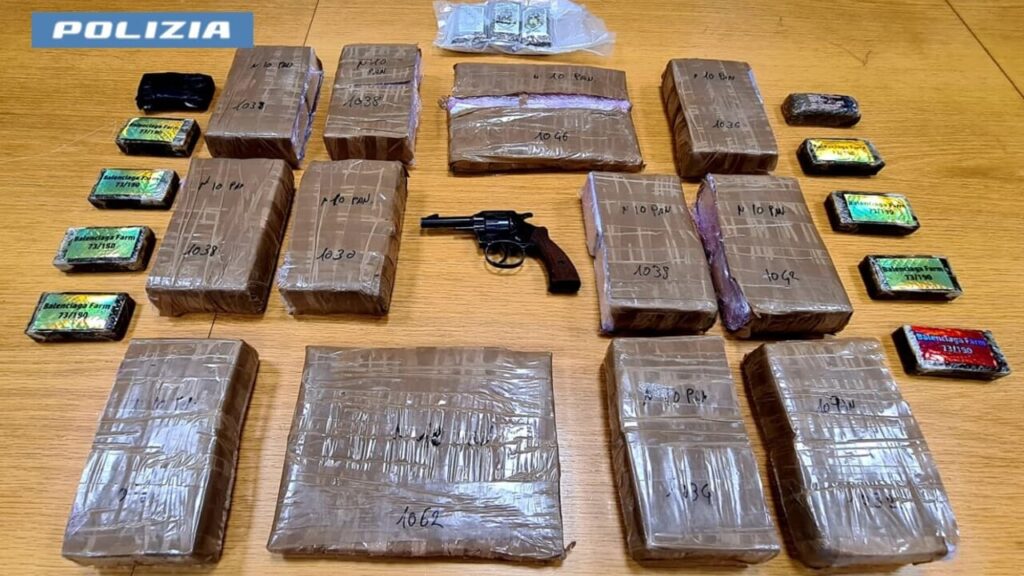 Cologno Monzese, nascondono 15 chili di droga e una pistola: due arresti