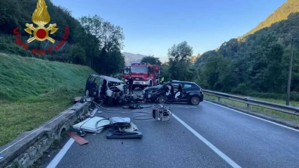 Auto prende fuoco dopo frontale, tre morti: ferito è stato indagato nella Bergamasca