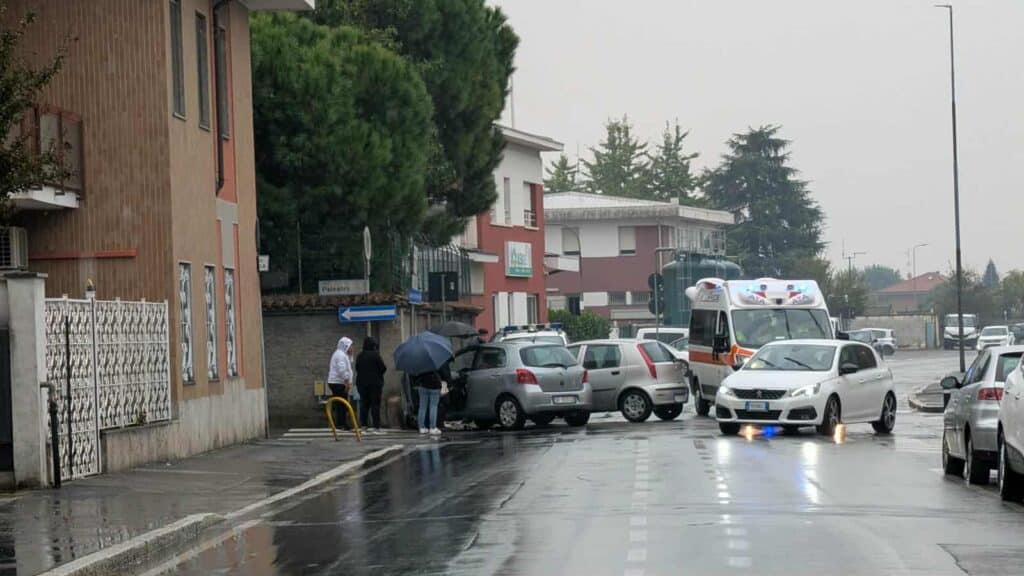 Magenta: scontro tra due auto in via Crivelli