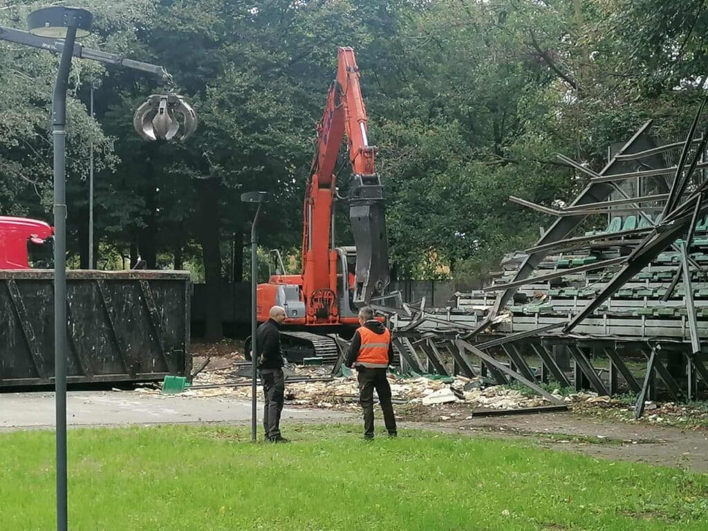 Vittuone: partiti i lavori per la demolizione della vecchia tribuna al parco Lincoln