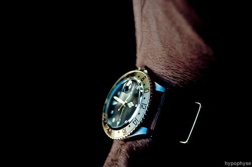 Rubavano orologi di lusso con tecnica dello specchietto, due arresti a Milano