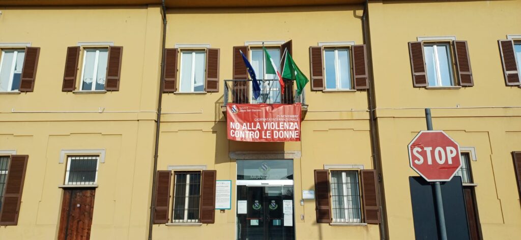 Zibido. Un drappo rosso in municipio contro la violenza sulle donne