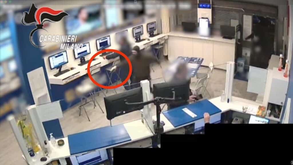 Buccinasco, rapina a mano armata in una sala giochi: banditi in fuga con 4mila euro