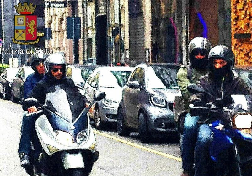 Cinque rapine a negozi in 3 giorni, arrestato bancario a Milano