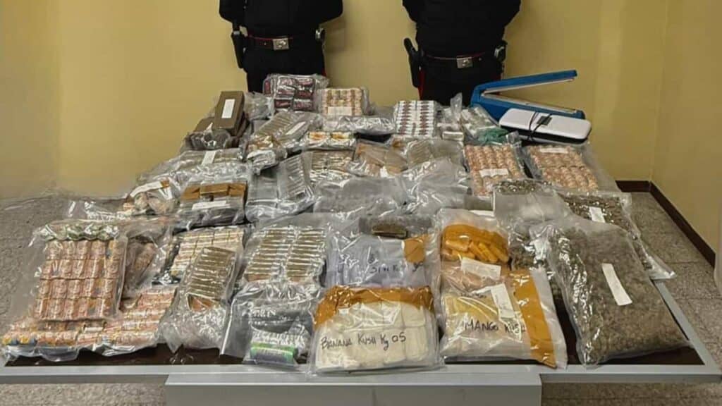 Si allaga appartamento, carabinieri trovano 70 chili di droga a Pieve Emanuele