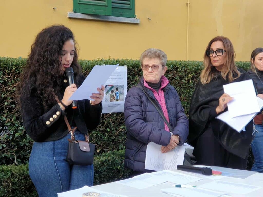 Magenta ricorda i bambini vittime di tutte le guerre leggendo i loro nomi