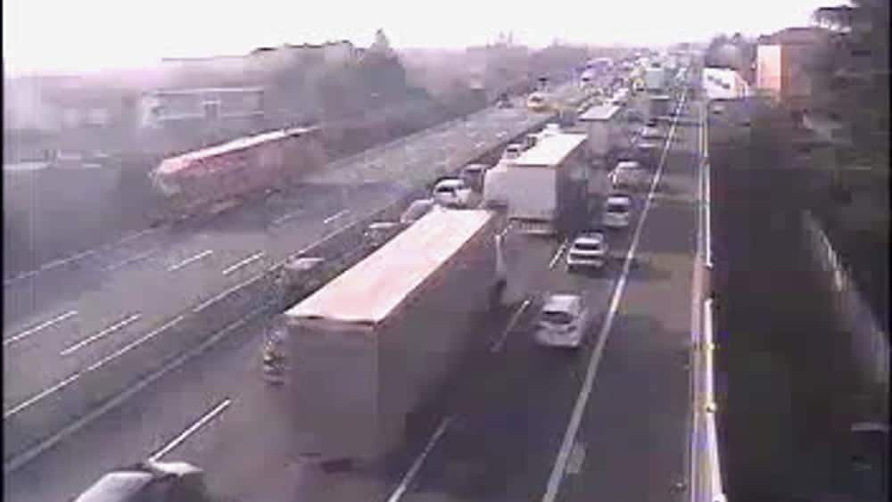 Motociclista travolto e ucciso da camion lungo la A8 a Legnano